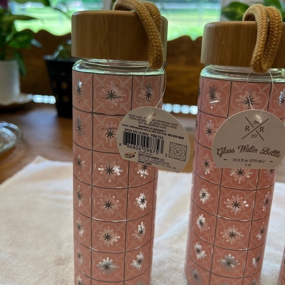 3 R & R GLASS WATER BOTTLE 19.3 FL. OZ
Snowflake Pink Pattern. - Picture 2 of 7